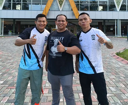 Dansat Brimob Polda Riau serahkan Sabuk Juara kepada Demanto di SKA SPORT Show